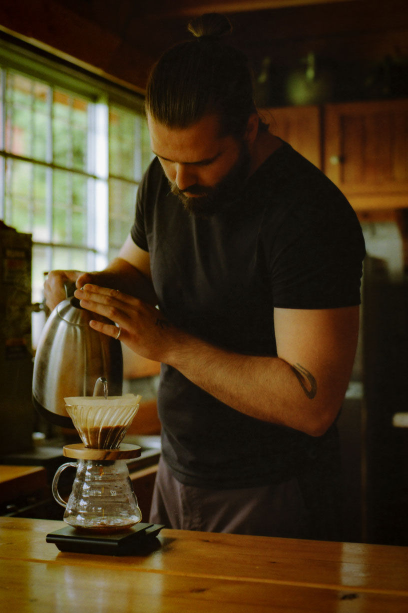 Rasmus brygger kaffe