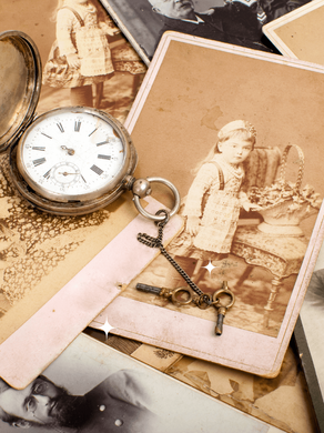 alte Taschenuhr und vergilbte Fotos