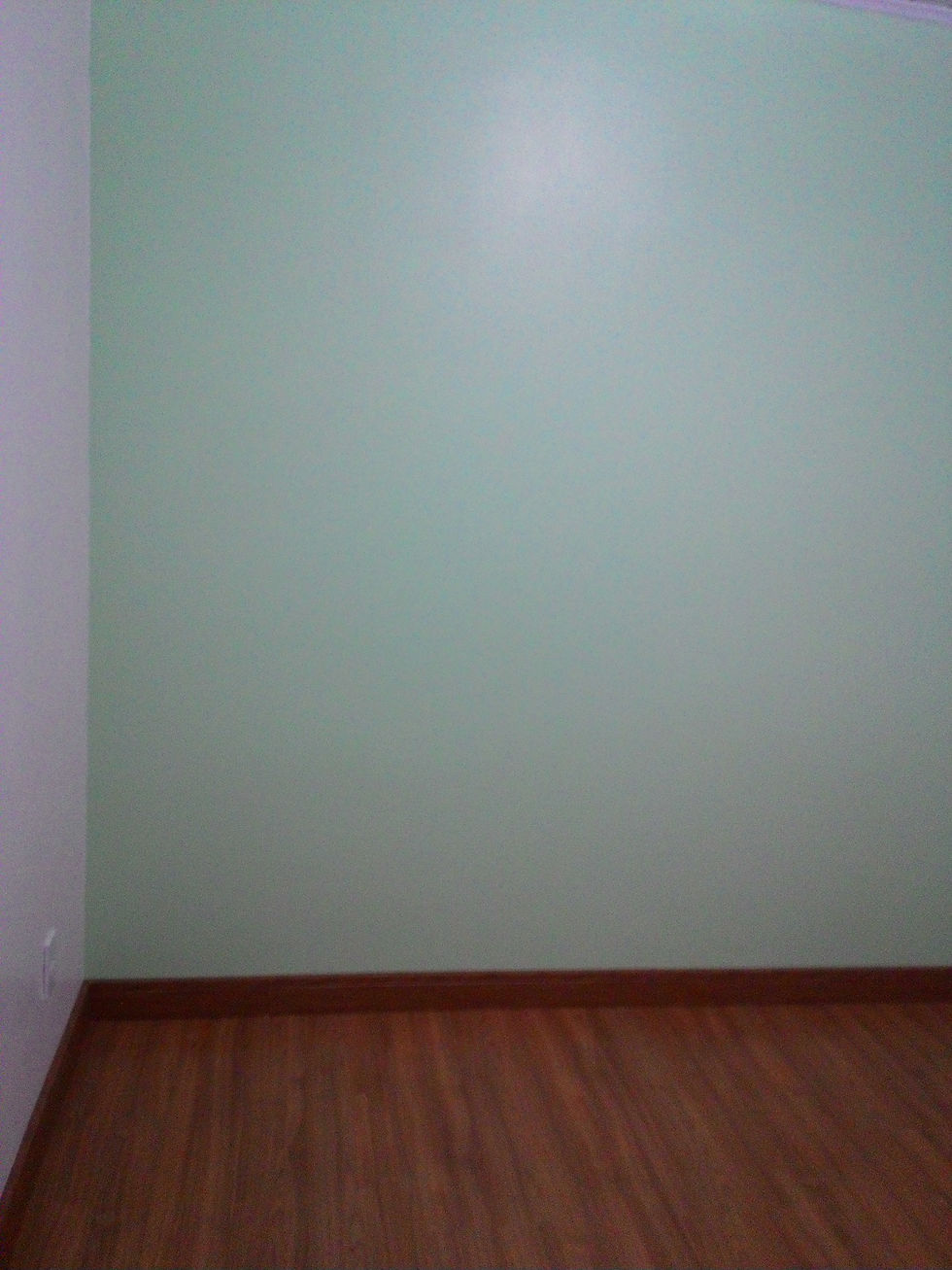 Quarto com uma parede verde