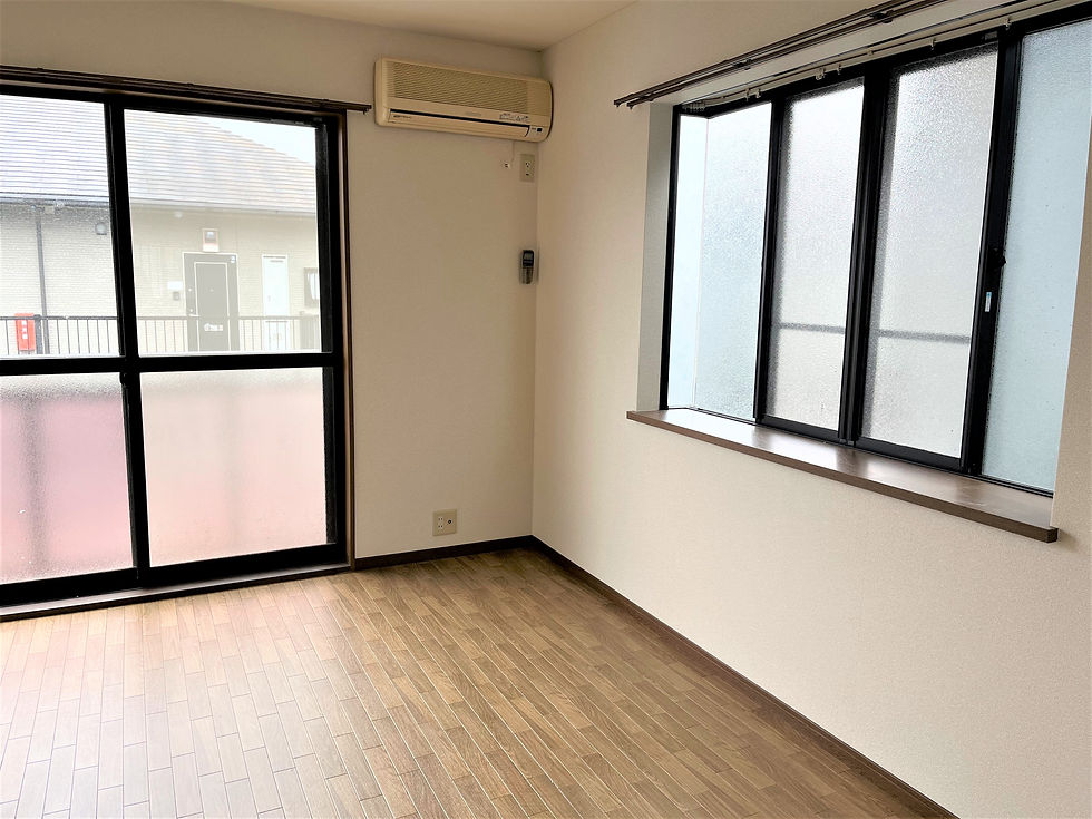 大きな出窓のあるお部屋です