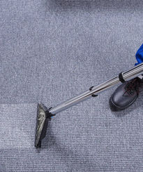 Teppichreinigung Düsseldorf – Ley Reinigungsservice Mitarbeiter bei der Teppichpflege