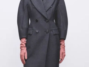 Max Mara Atelier Fall 2026: Hot Coat-ure
