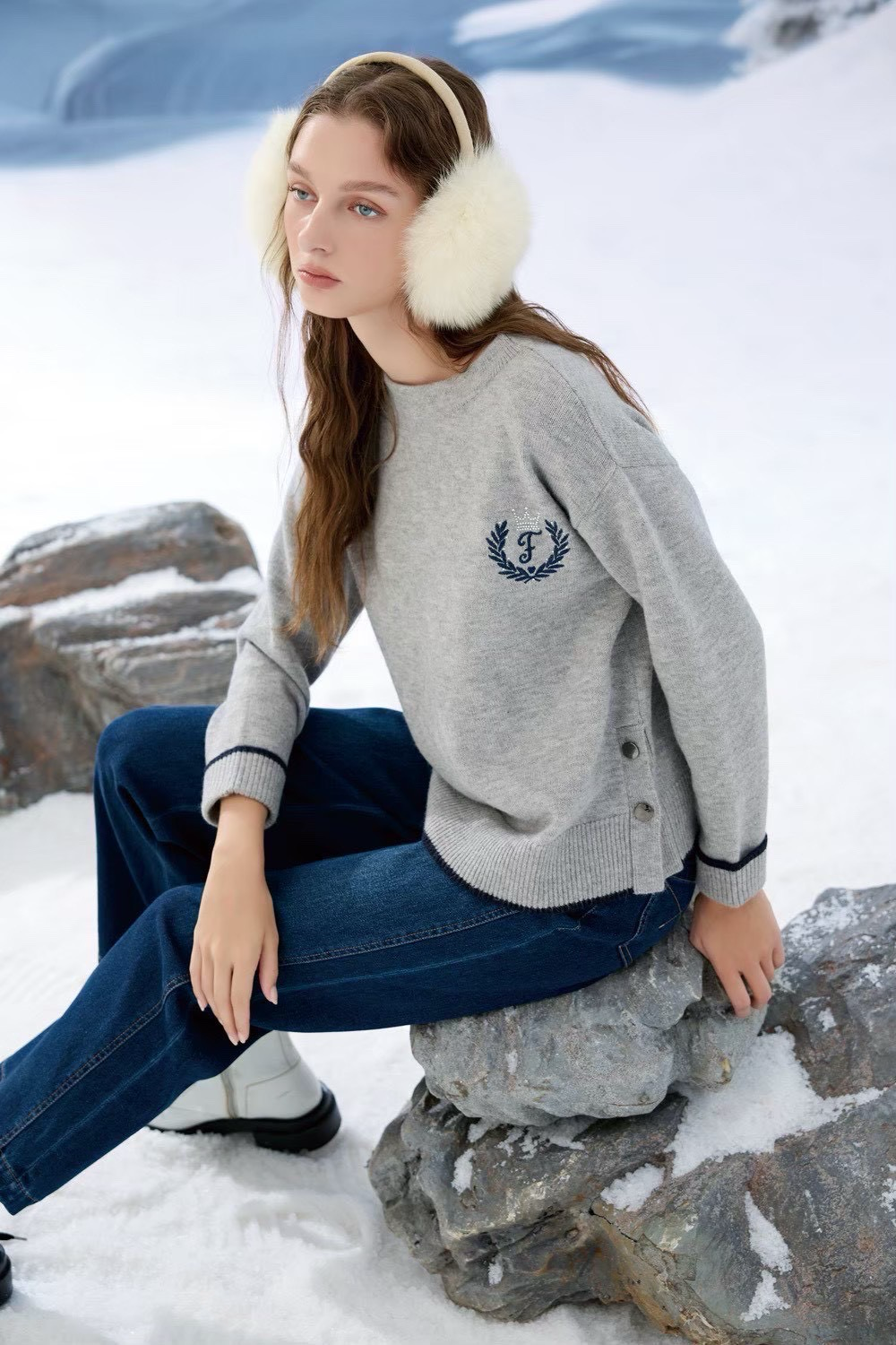 FIVE PENCE 側釦開衩學院風刺繡針織上衣（灰）