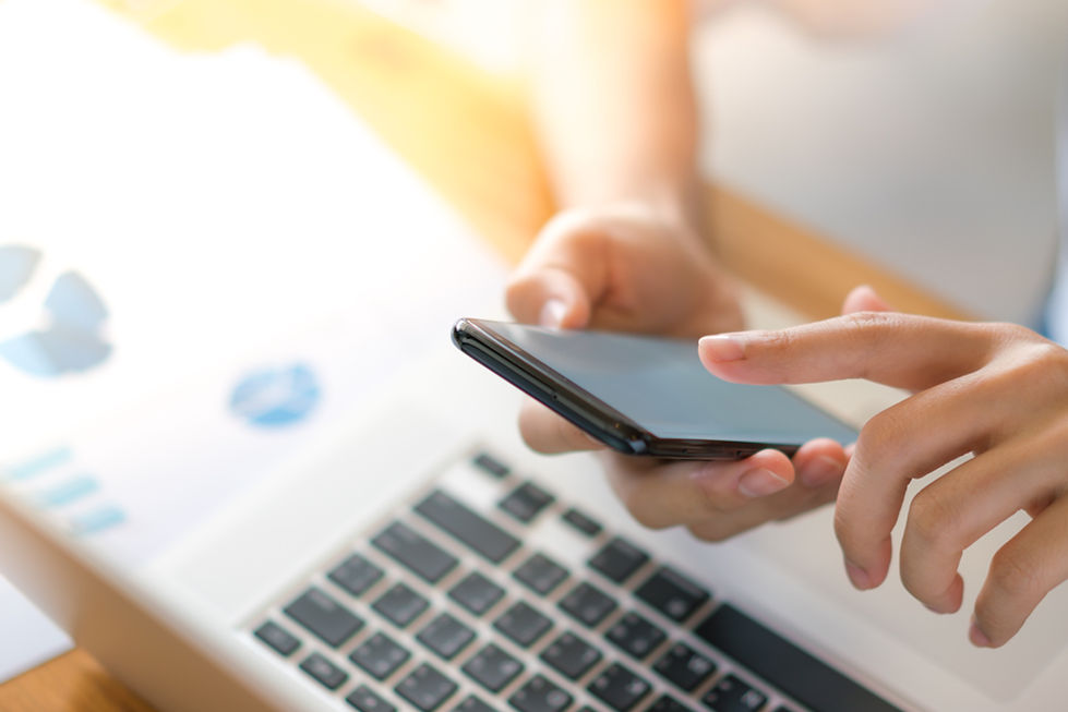 Pessoa usando o celular