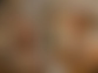 Uma mulher com semblantes cansado, olhando para o computador e uma mulher sorrindo, segurando uma xícara de café