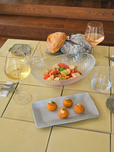 Imágenes que documentan el diseño, cocina y concepto del nuevo espacio Lumbre, en uno de los hoteles más lujosos de Ibiza.