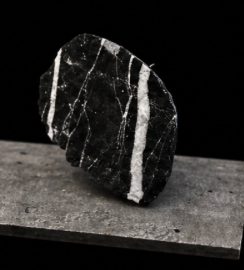 Piedra negra con varias líneas blancas