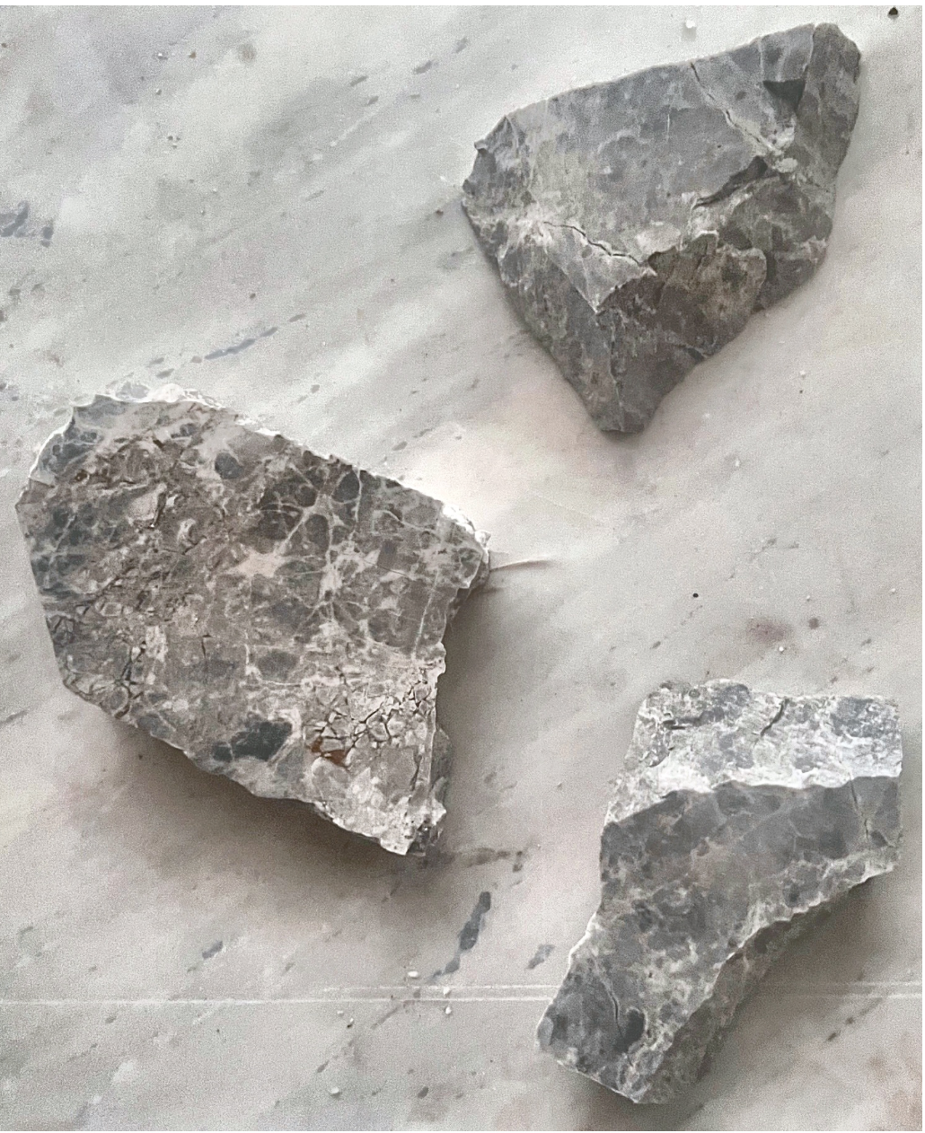 Mármol gris en bruto