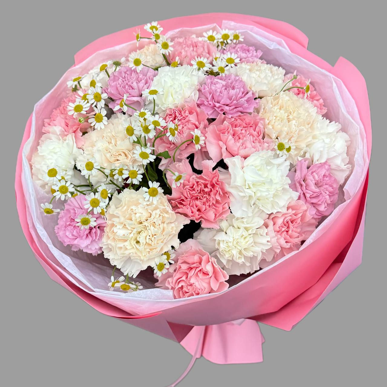 Bukiet goździków z rumiankiem