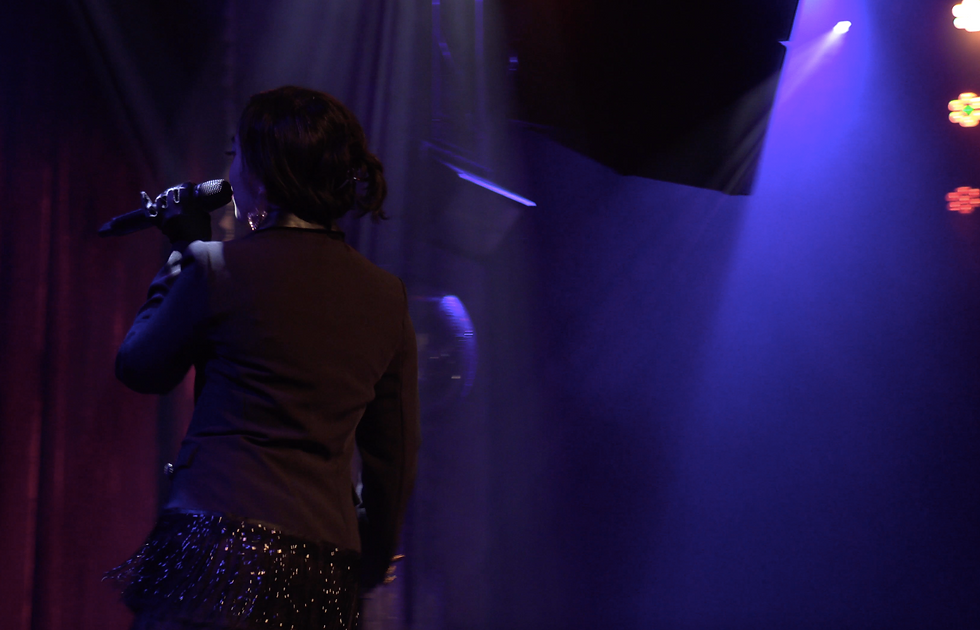 mascotte zurich singer from the back tease me please