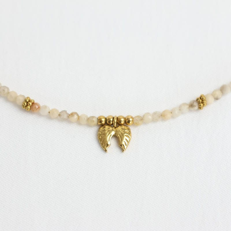 Miniature : Collier ultra-fin en perles de Feldspath pendentif Ailes