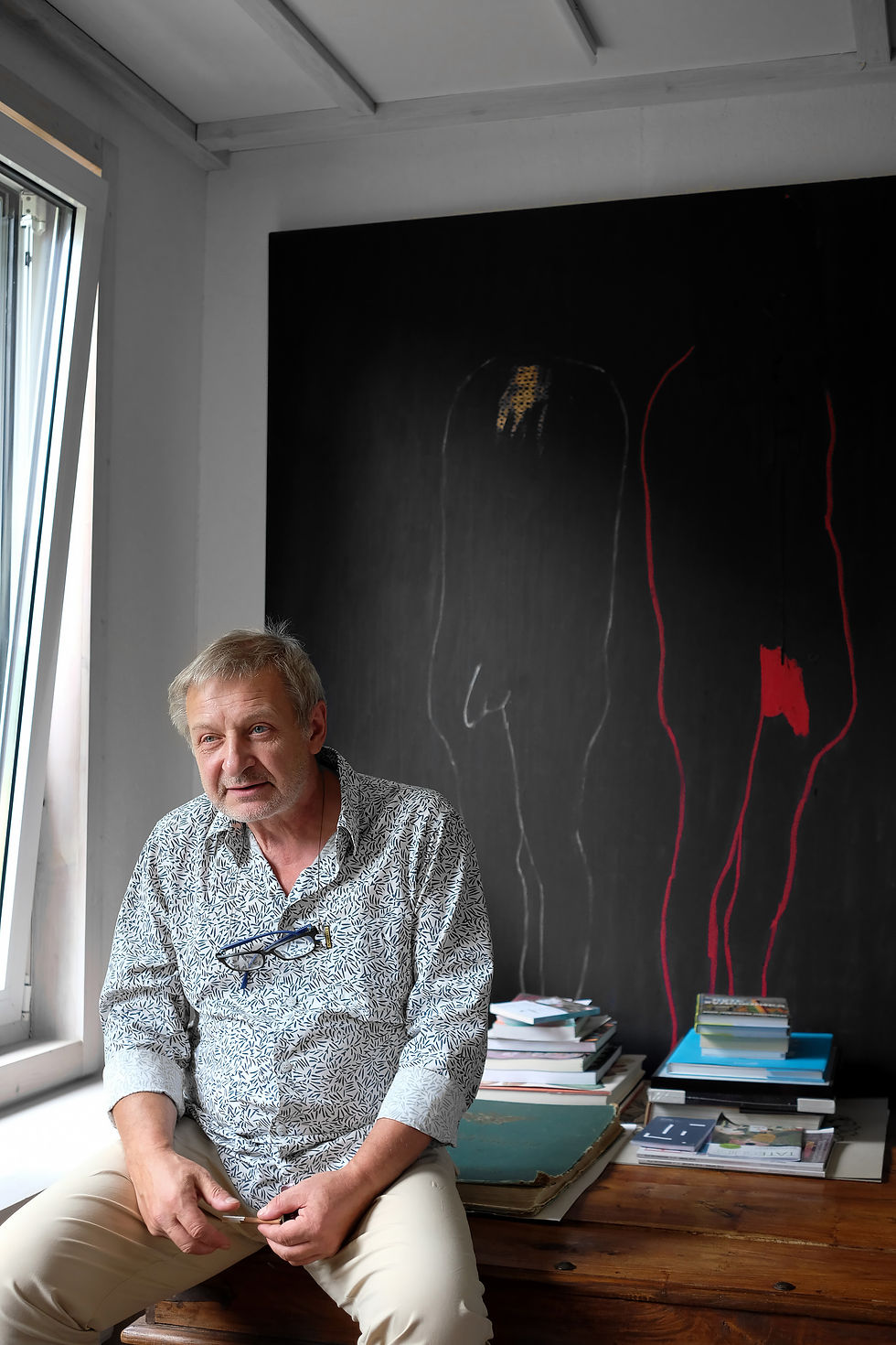 Sergey Gridchin in his gallery