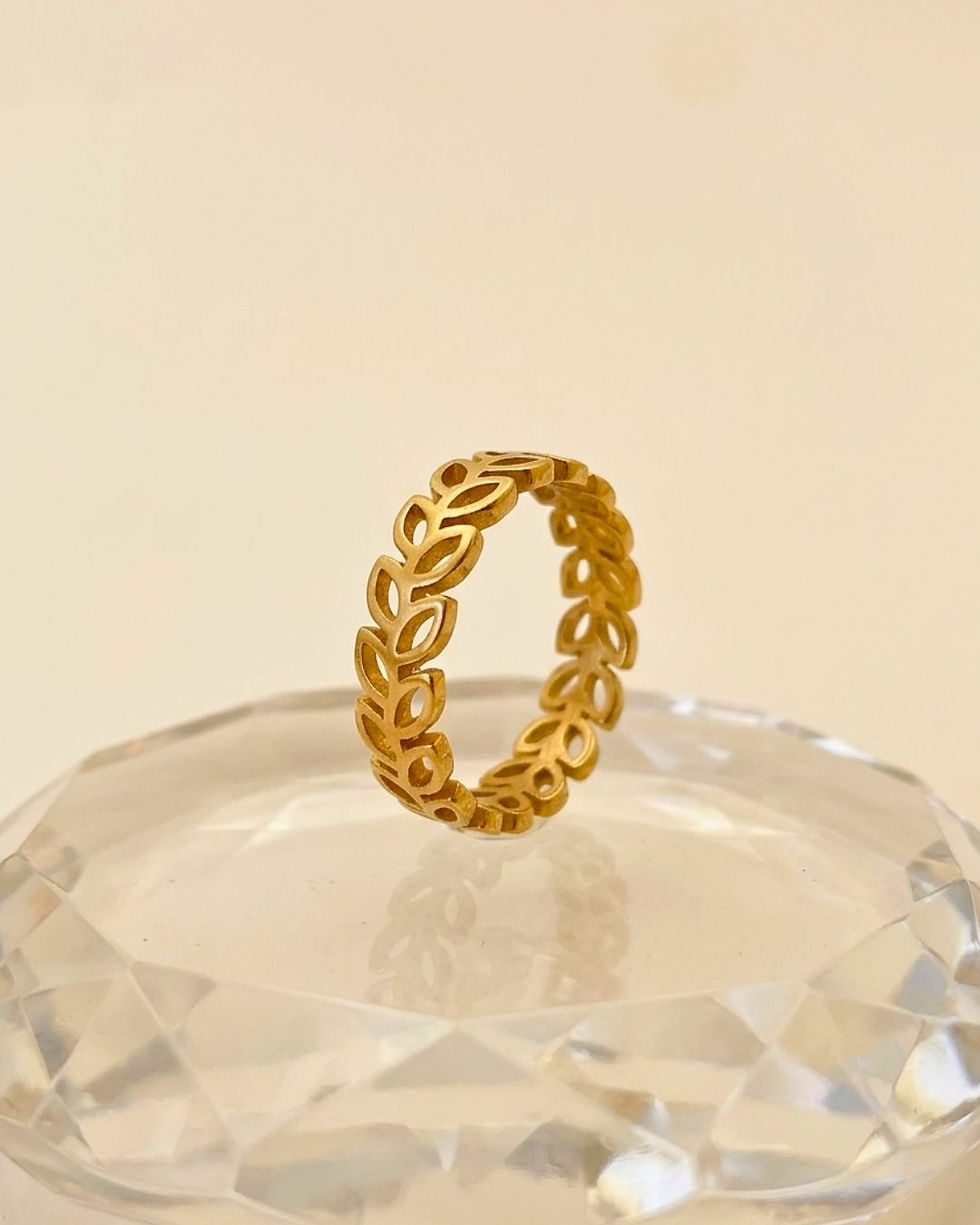Anel Oliveira ouro amarelo 18k | Por um Fio Jóias