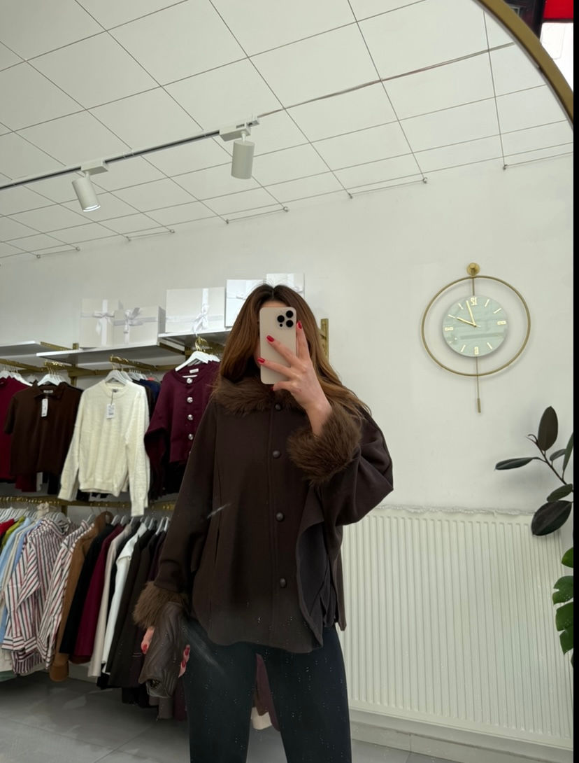 Küçük resim: MARKA TASARIMI YAKASI VE KOLU KÜRKLÜ KAŞKORSE PANÇO