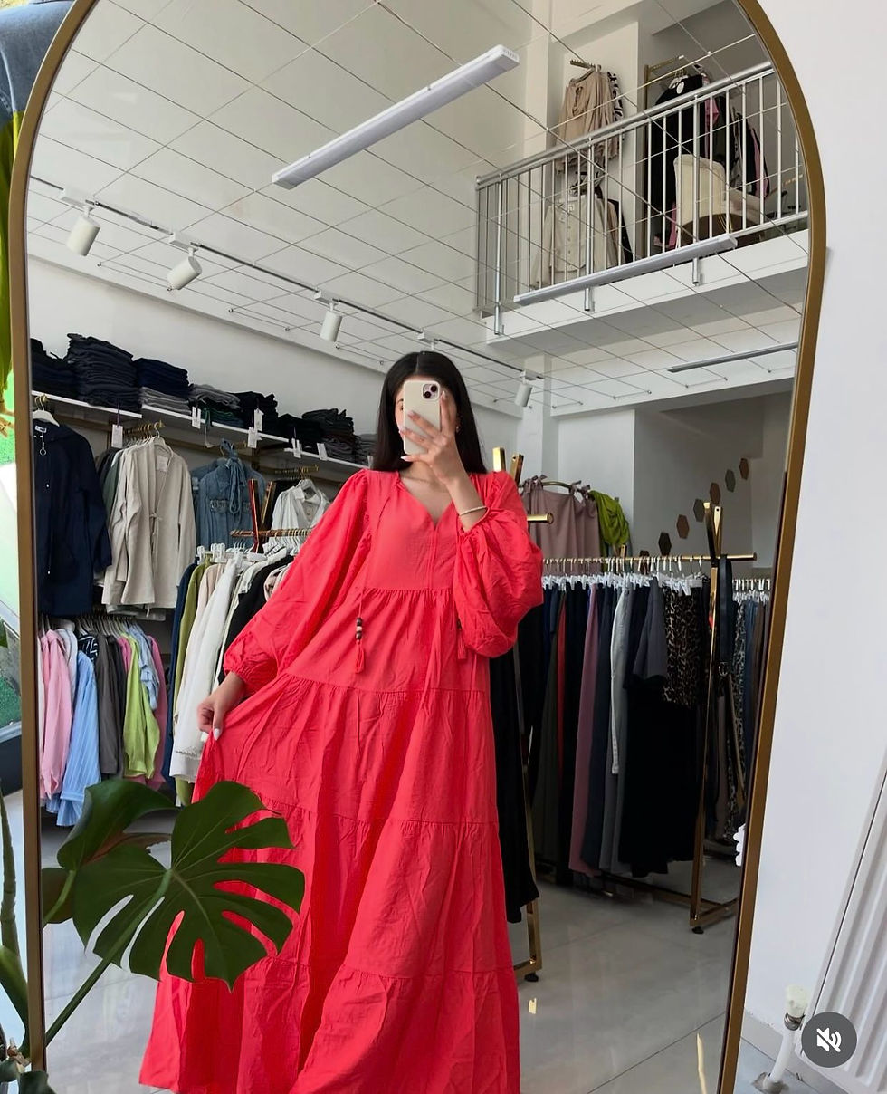 Küçük resim: MARKA TASARIMI KOLLARI LASTİKLİ RAHAT KESİM UZUN ELBİSE