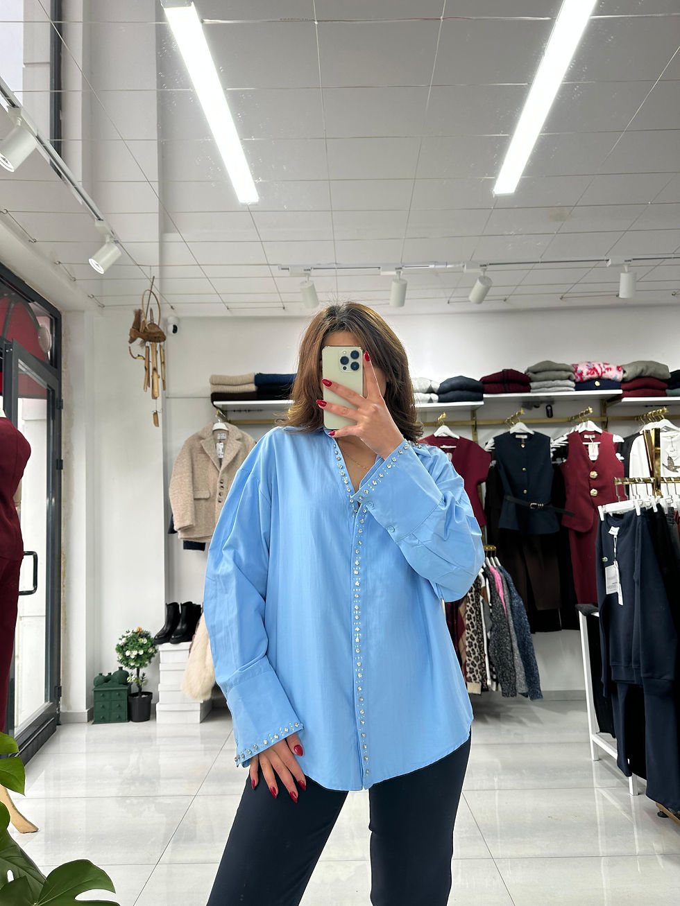 Küçük resim: MARKA TASARIMI TAŞ DETAYLI GÖMLEK