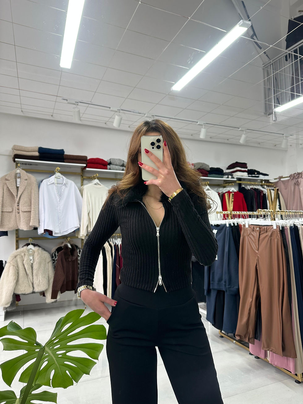 Küçük resim: MARKA TASARIMI YAKASI KÜRK DETAYLI FERMUARLI TRİKO HIRKA