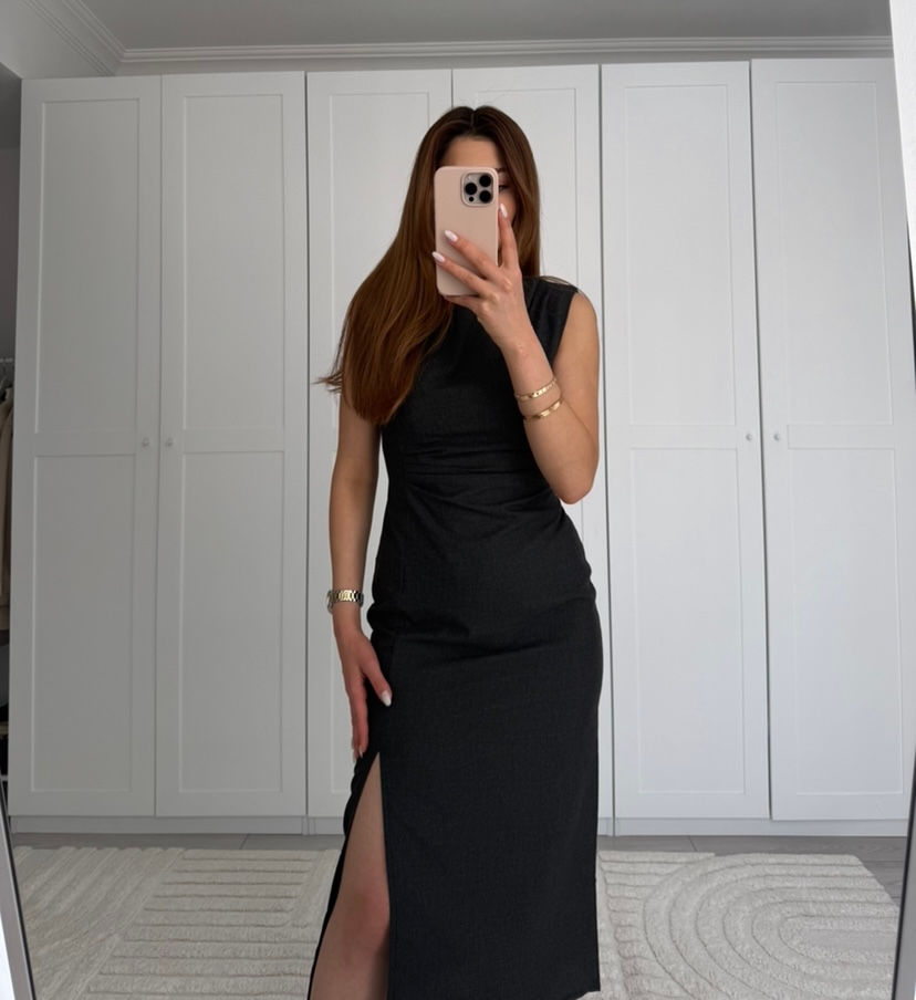 Küçük resim: MARKA TASARIMI PİLE DETAYLI VATKALI YIRTMAÇLI ELBİSE