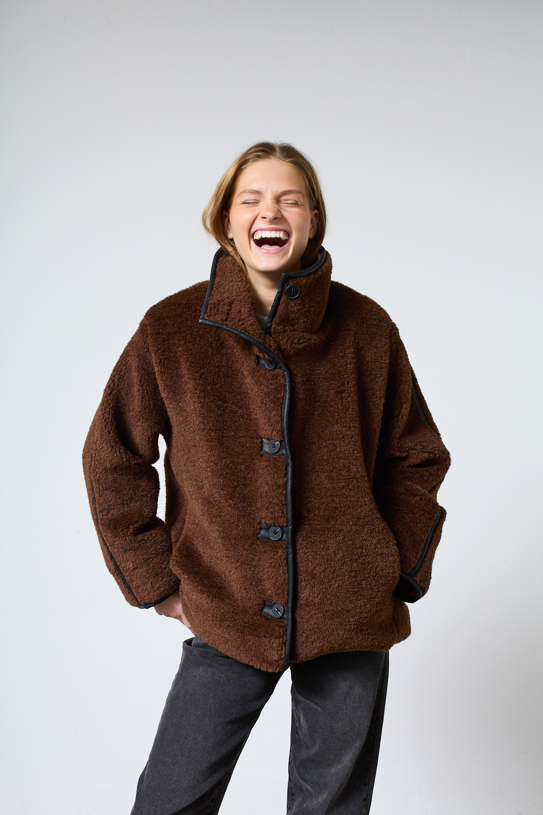 Frau in brauner Teddyjacke von Sisters Point, Herbstmode bei Pauline Worpswede