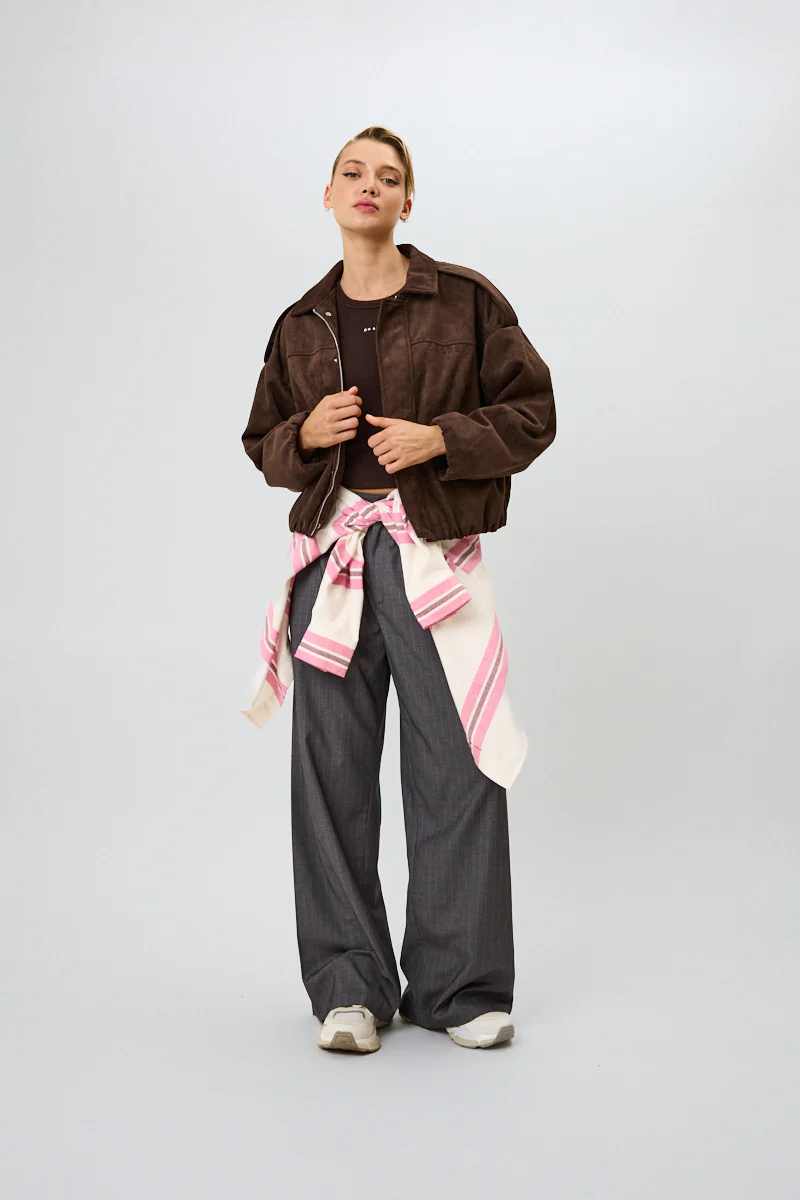 Frau in brauner Wildlederjacke von Oh April, Herbstmode bei Pauline Worpswede