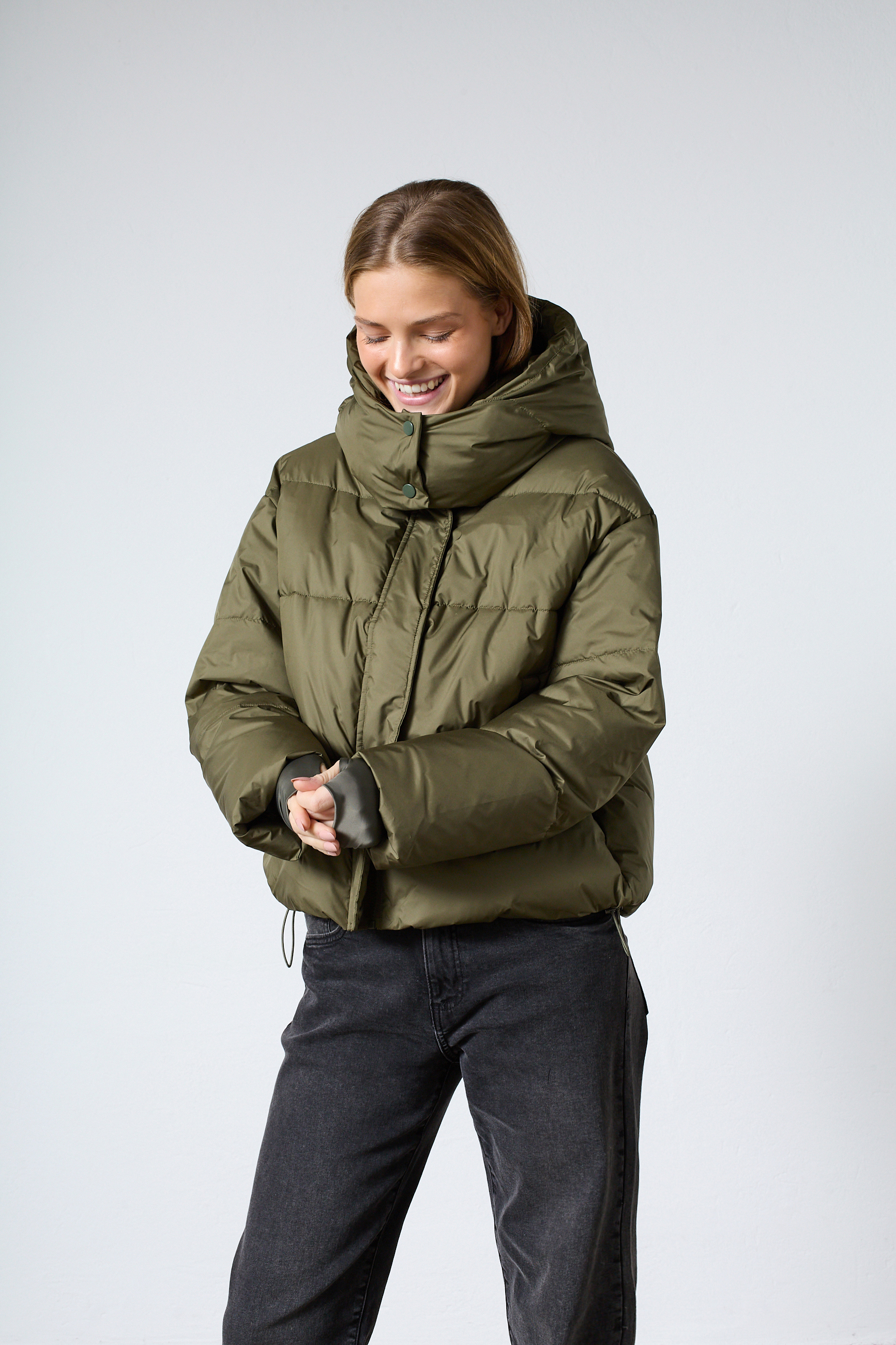 Frau in khakifarbener Steppjacke von Sisters Point, Herbstmode bei Pauline Worpswede