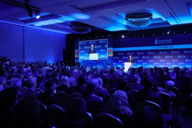 توسك يحشد الناتو ضد "تهديد روسيا المتصاعد".. وميدفيديف يسخر من "أوروبا العجوز" الضعيفة التي فقدت هويتها