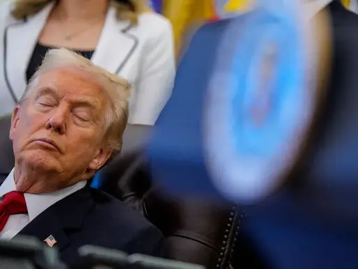 Des Photos de « Trump Endormi » Envahissent Internet ; la Maison Blanche Réagit
