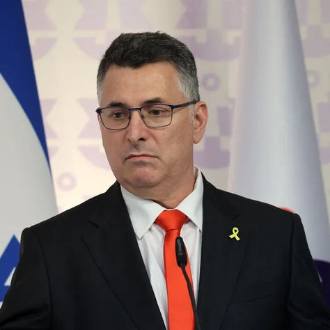 زلزال دبلوماسي في بيروت.. لبنان يطرد السفير الإيراني ويستدعي سفيره من طهران، وإسرائيل ترحب بالقرار