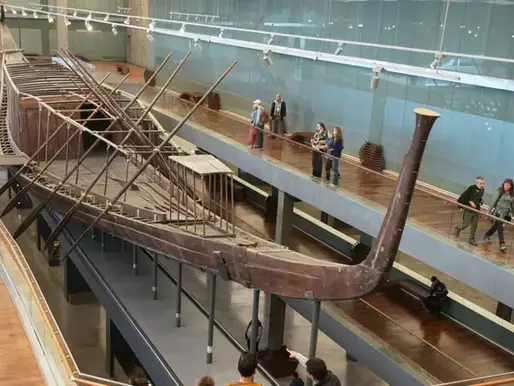 "قارب خوفو" يبعث من جديد.. ملحمة ترميم أثرية مباشرة أمام زوار المتحف المصري الكبير