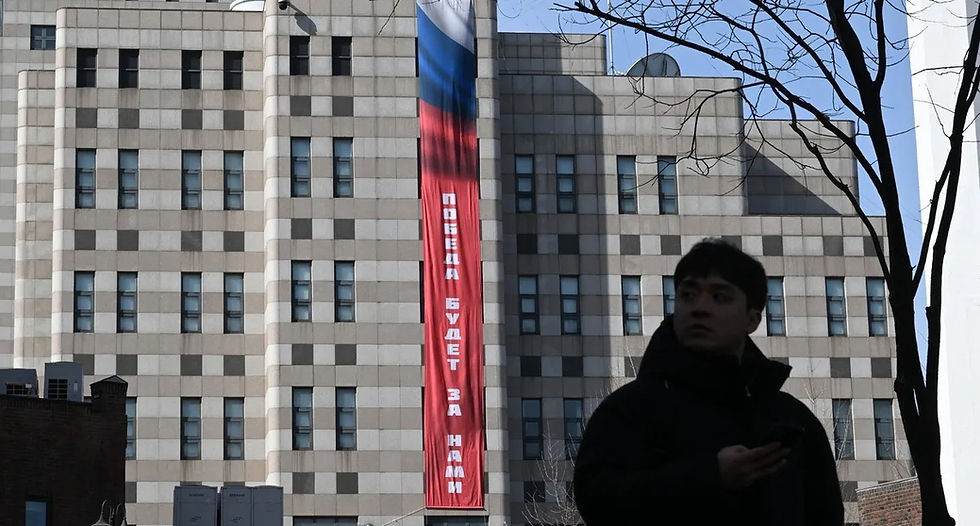 "النصر لنا".. لافتاً روسية في سيول تشعل غضب كوريا الجنوبية وتُعيد ملف "جنود كيم" إلى الصدارة