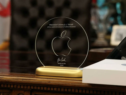 Apple CEO Gifts a "Symbolic" Present to Trump: A Glass Plaque on a 24-Karat Gold Stand