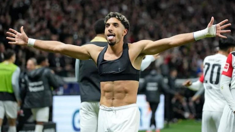 في مفاجأة كبيرة لعشاق كرة القدم الأوروبية، نجح اللاعب المصري عمر مرموش في التفوق على نجوم عالميين مثل محمد صلاح وإيرلينغ هالاند.