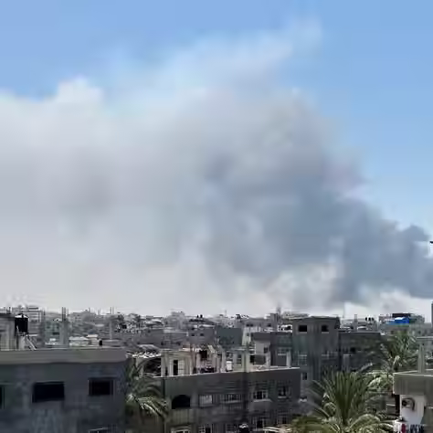 تصعيد خطير: إسرائيل تشن هجومًا جويًا وبريًا واسع النطاق على دير البلح بقطاع غزة وسط تحذيرات من تفاقم المجاعة