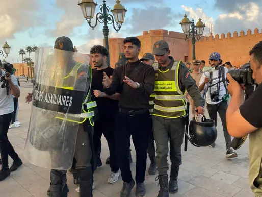 Akhannouch Tend la Main à la « Génération Z » : Le Gouvernement Marocain Affirme l'Approche Institutionnelle Après des Manifestations Meurtrières