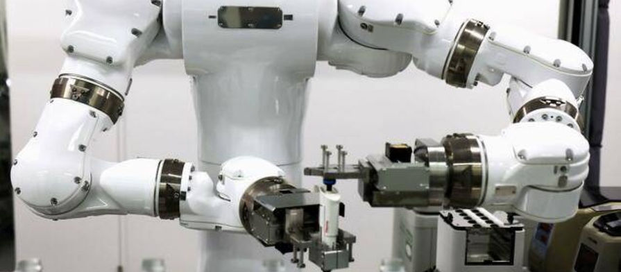 L'ère des chercheurs machines : Le Japon inaugure à Tokyo son premier laboratoire médical entièrement géré par des robots