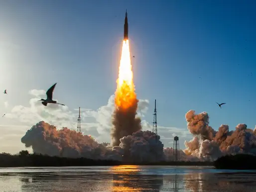 "العودة إلى القمر".. انطلاق مهمة "أرتميس 2" التاريخية وانقطاع مؤقت للاتصال يثير القلق في "ناسا"