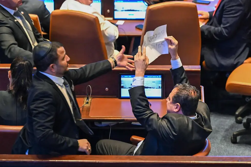 لافـتة فلسطينية تهز قاعة الكنيست: احتجاج عاصف في وجه ترامب يُشعل الجدل بالقدس