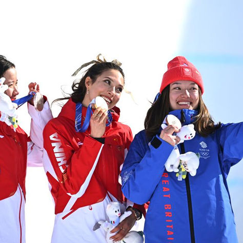 (وسائط متعددة) الصينيتان قو آي لينغ ولي فانغ هوي تفوزان بالمركزين الأول والثاني في نهائي التزلج الحر داخل نصف أنبوب للسيدات بأولمبياد ميلانو-كورتينا 2026