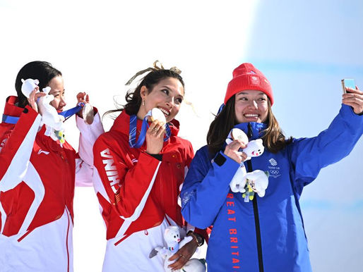 (وسائط متعددة) الصينيتان قو آي لينغ ولي فانغ هوي تفوزان بالمركزين الأول والثاني في نهائي التزلج الحر داخل نصف أنبوب للسيدات بأولمبياد ميلانو-كورتينا 2026