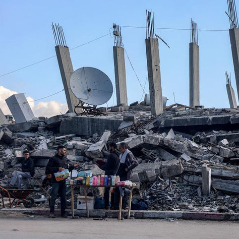 (وسائط متعددة) مقالة خاصة: فلسطينيون يستخرجون الطوب من تحت الأنقاض لتأمين مصدر رزق في غزة