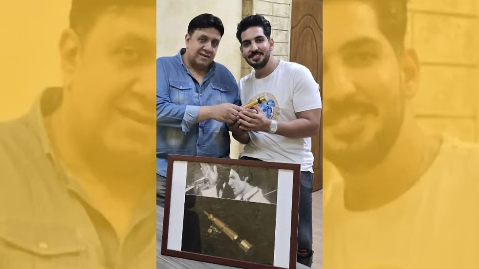 ميكروفون العندليب ”الذهبي“ يثير أزمة في مصر. ما علاقة المطرب الناشئ بالأمر؟