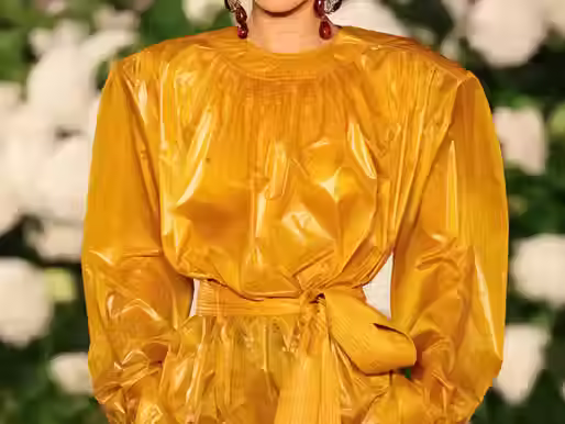 بيلا حديد تعود إلى الواجهة: الإطلالة الشفافة الجريئة في أسبوع الموضة بباريس بعد رحلة علاج "لايم"