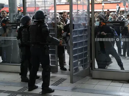 "لنغلق كل شيء": احتجاجات واسعة تعم فرنسا واعتقالات بالعشرات