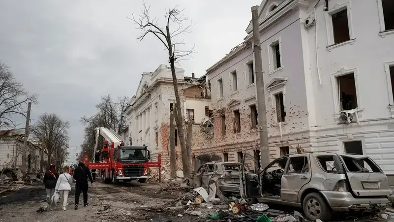 أوكرانيا تشن هجوماً ضخماً بالمسيرات على روسيا.. إصابة حافلة وإغلاق مطارات