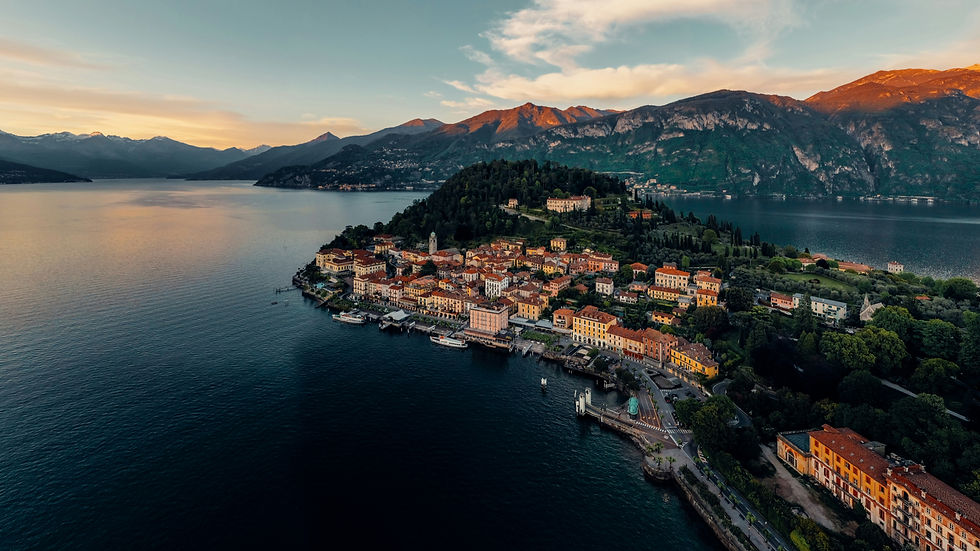 Lago di Como al tramonto visto dalle colline