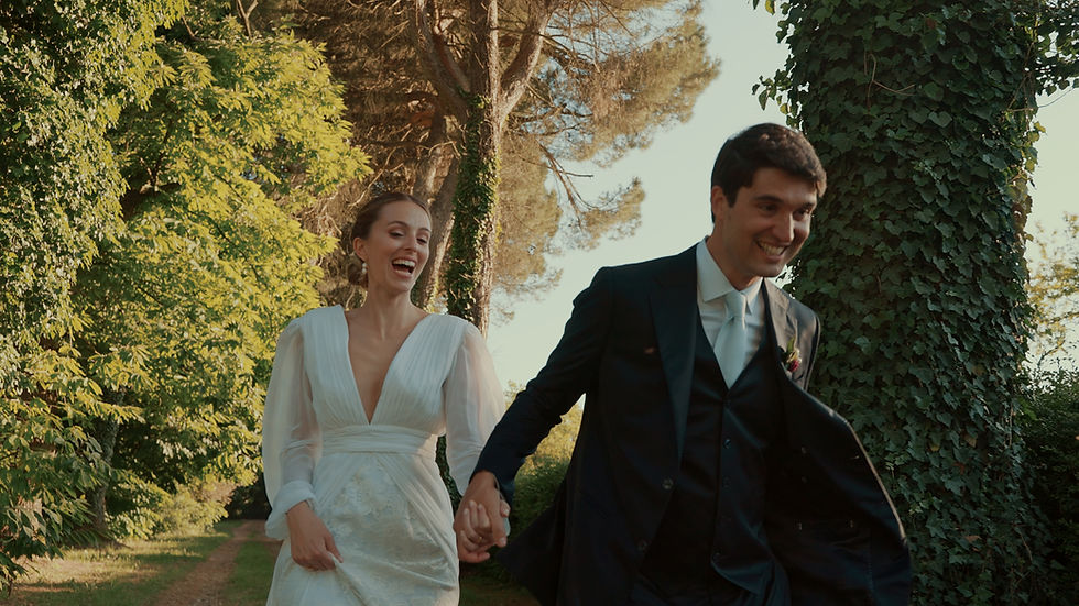 Natural wedding couple walking through the countryside