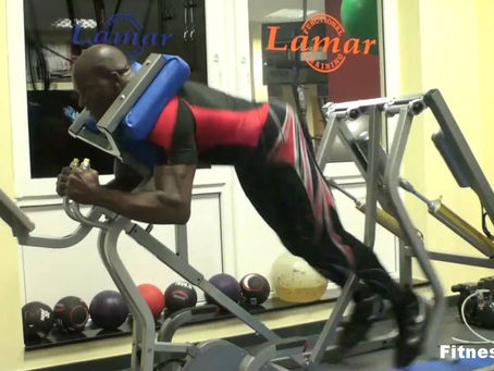 ברזל נגד אוויר: איזה אימון כוח טוב יותר, האם באמצעות משקולות חופשיות או באמצעות מכשירי התנגדות פנאומ