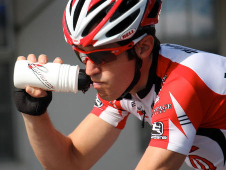 האם רוכבי אופניים תחרותיים זקוקים לתוסף חלבון באימונים?