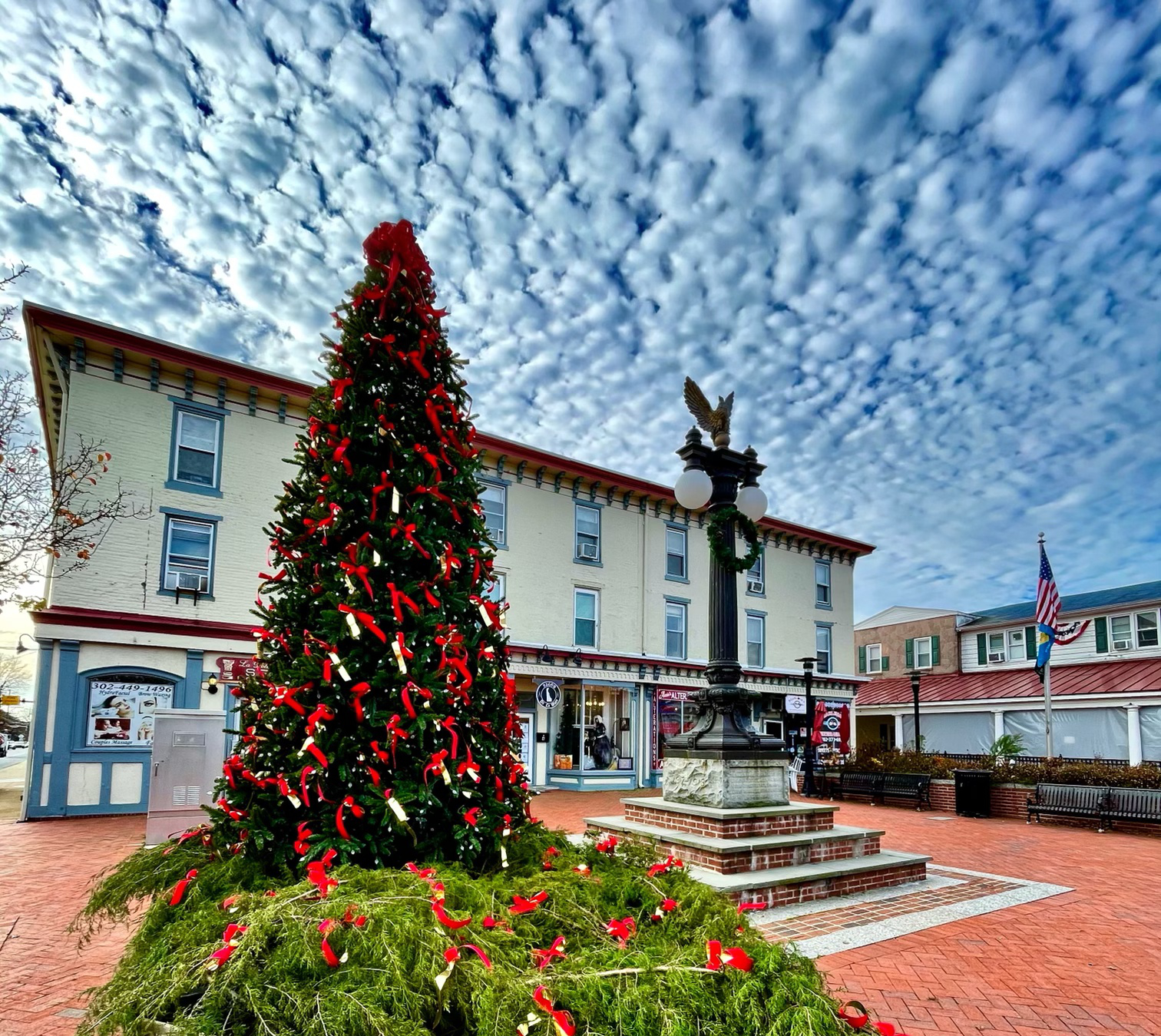 2026 Downtown Middletown Lamp Post Decorating