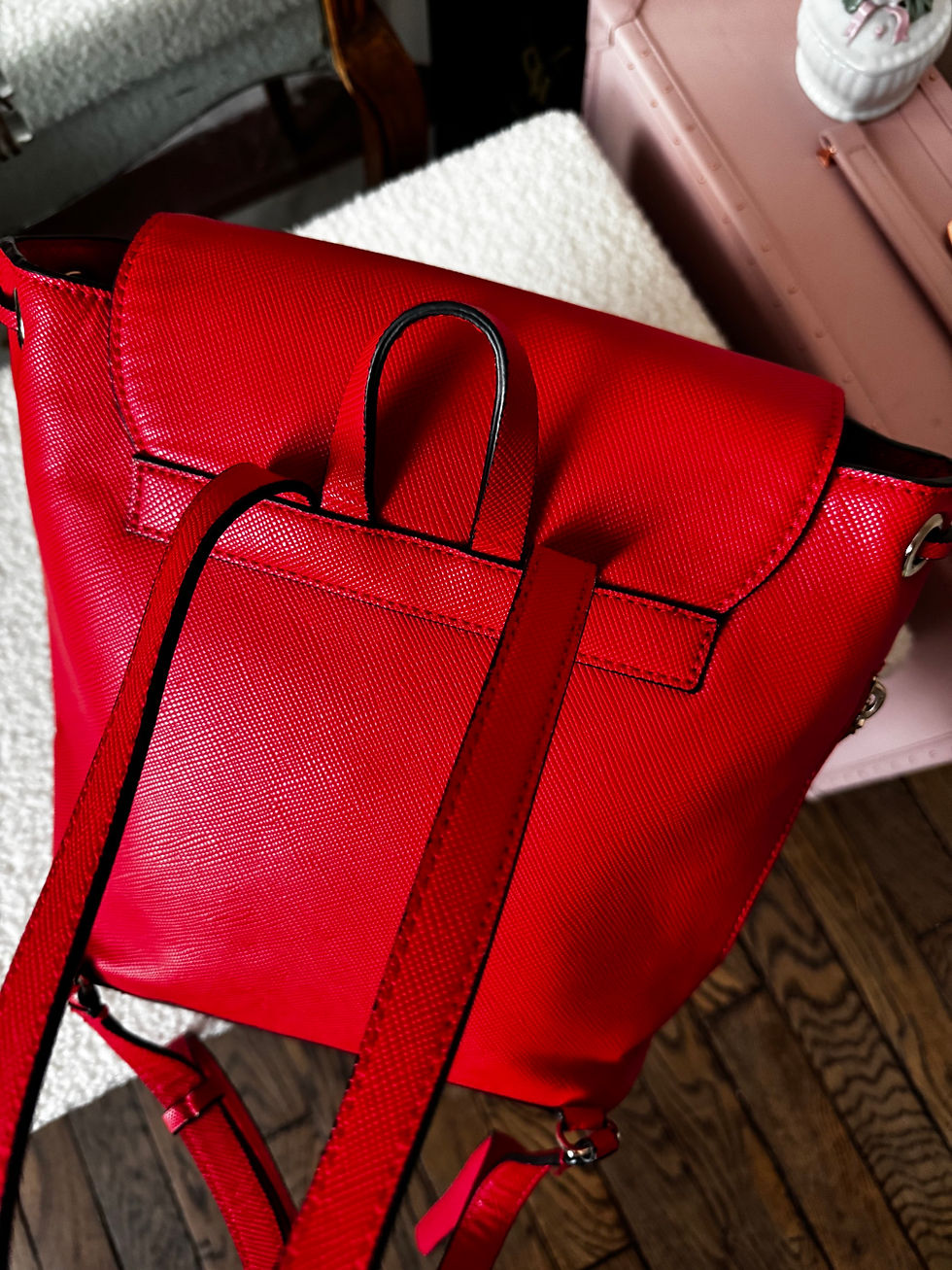 Miniature : Sac à dos guess rouge et blanc en très bon état malgré de légers petits défauts